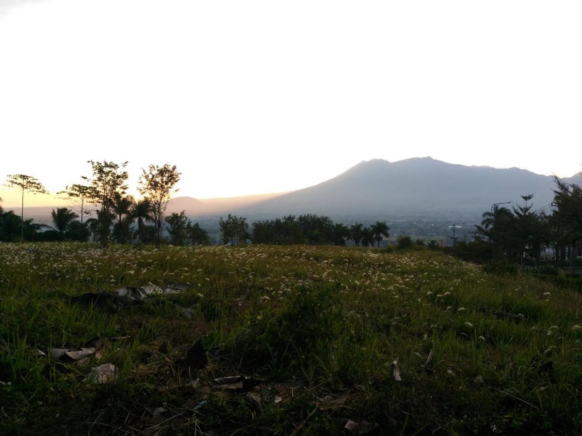 Villa Malang Puncak Buring Экстерьер фото